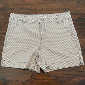 D. Jeans White/Gray Striped Cuffed Shorts (sz 8)
